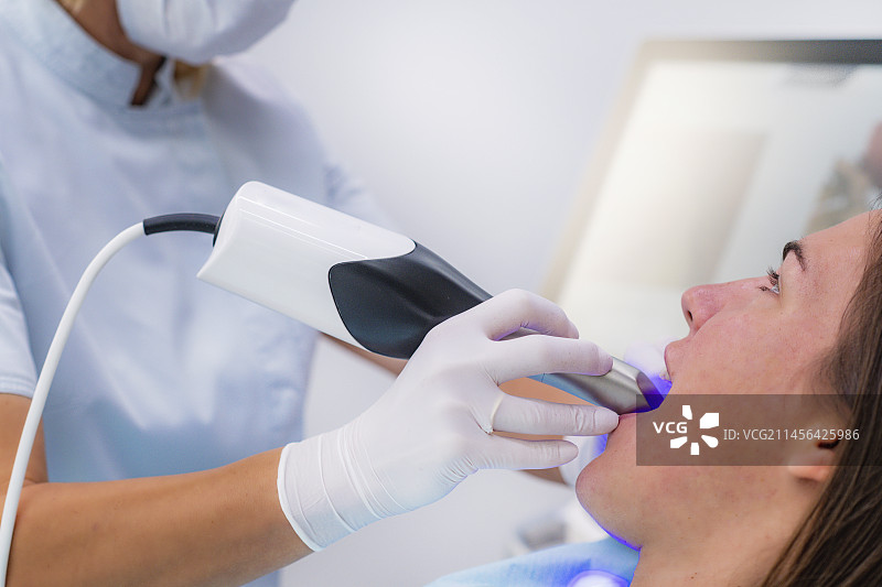 牙医使用3D牙科相机扫描牙齿图片素材