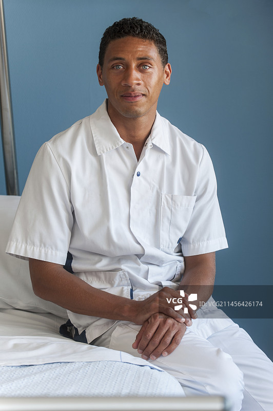 在病床上休息的护士图片素材