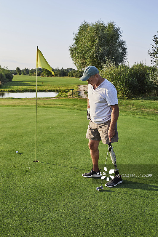 打高尔夫的假肢男人图片素材