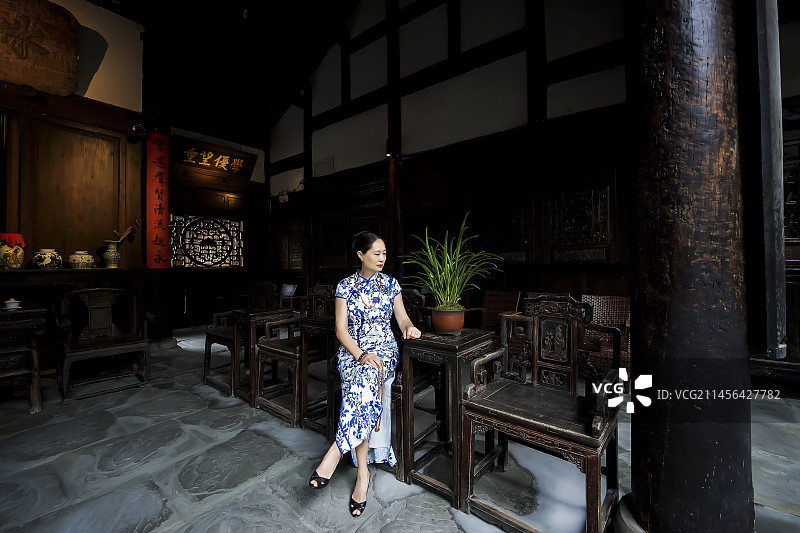 一位穿着旗袍的女人在古宅图片素材