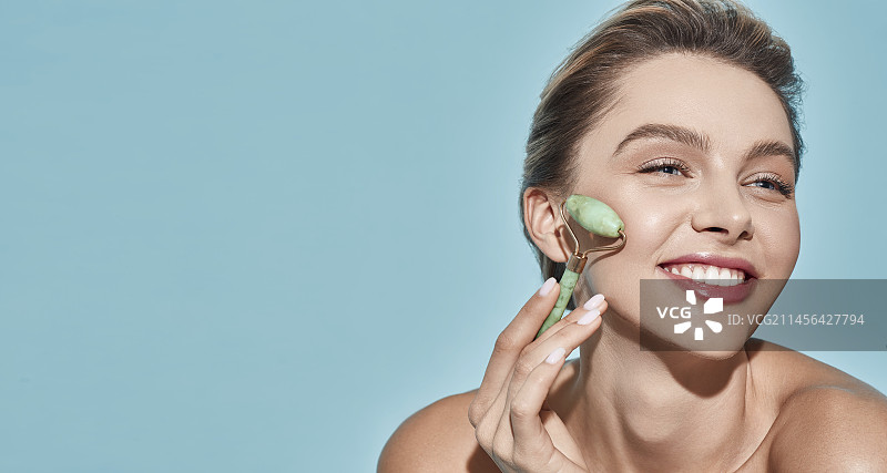 面部按摩玉石滚轮图片素材