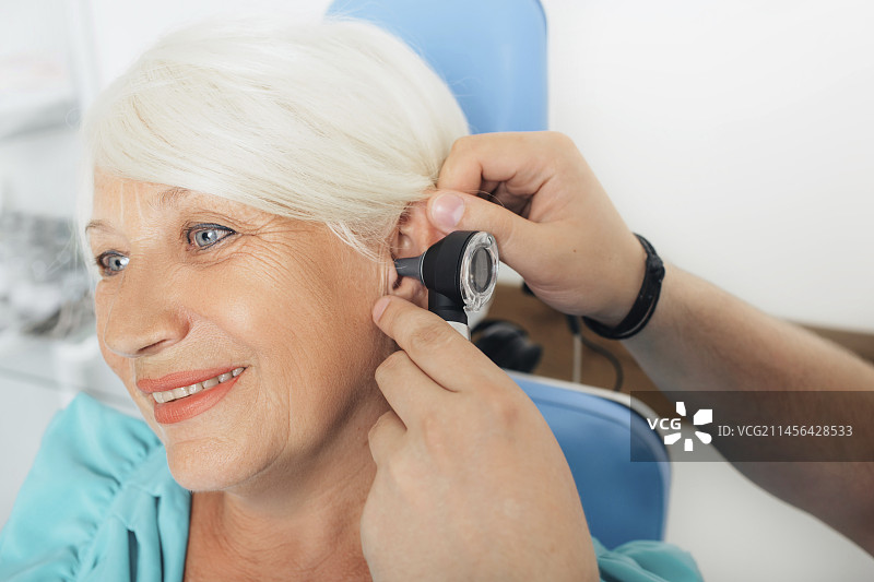 耳部检查图片素材