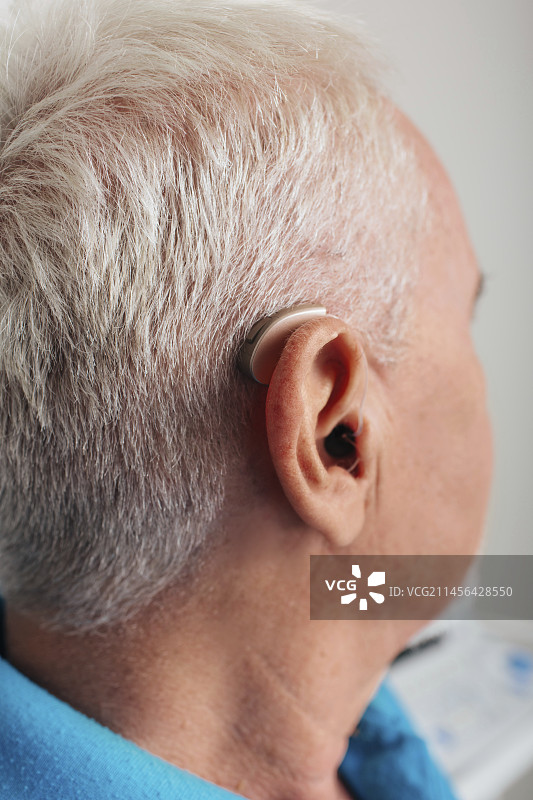 戴着助听器的男人图片素材