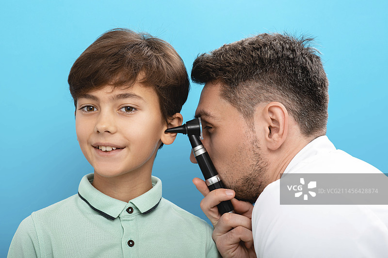 耳部检查图片素材