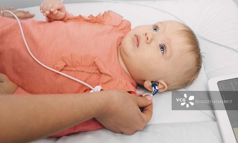 婴儿听力测试图片素材