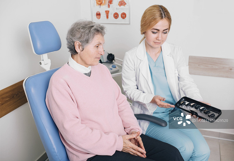 助听器选择图片素材