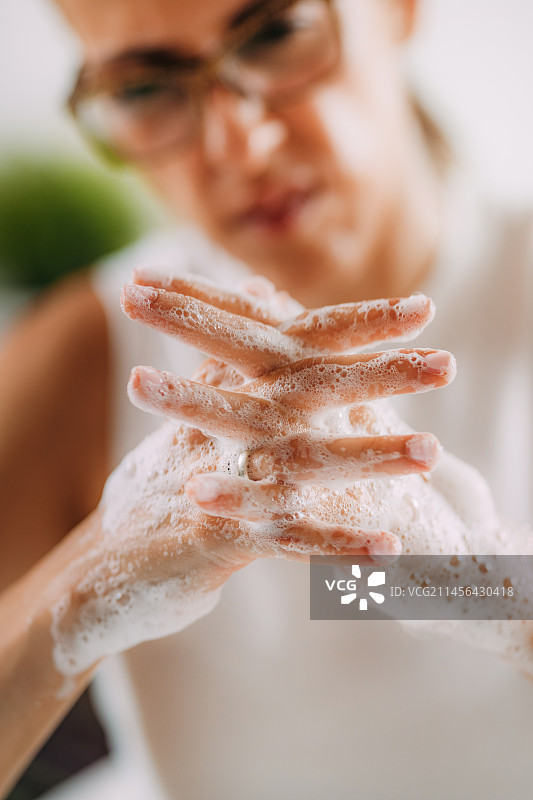 女人洗手图片素材