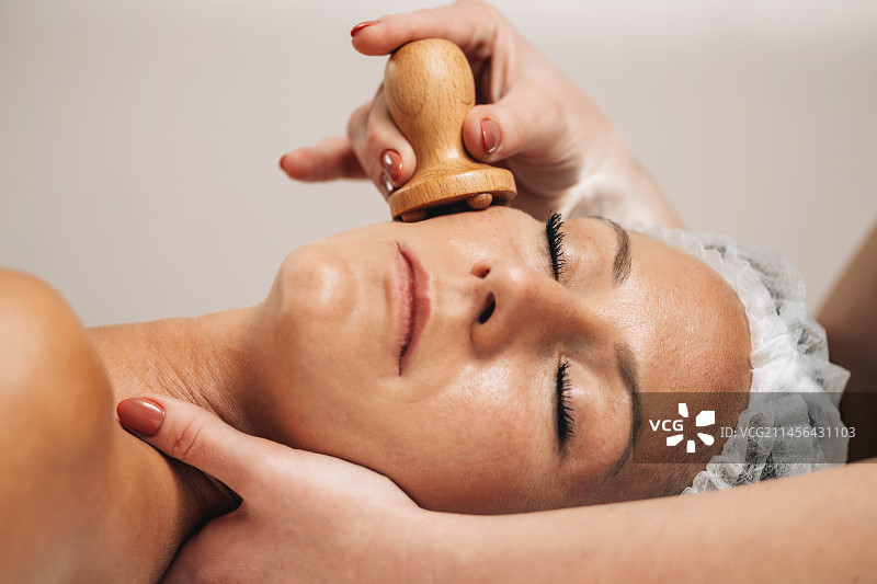 面部木疗按摩图片素材
