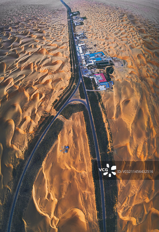 沙漠公路驿站塔中镇图片素材