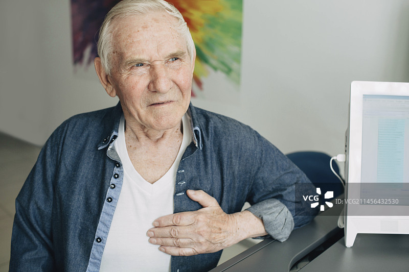 胸痛的男人图片素材