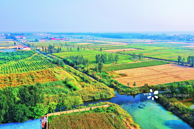 白洋淀，花香艳，碧波荡漾绿无限。鸟飞天，鱼蟹鲜。云水之间廊连天。大观园，伟壮观，惊奇靓丽更养眼 仙境图片素材