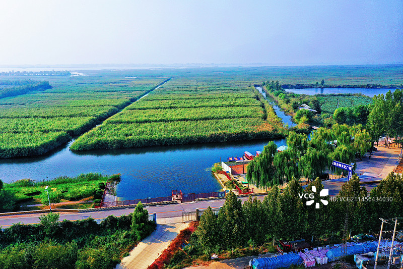白洋淀，花香艳，碧波荡漾绿无限。鸟飞天，鱼蟹鲜。云水之间廊连天。大观园，伟壮观，惊奇靓丽更养眼 仙境图片素材