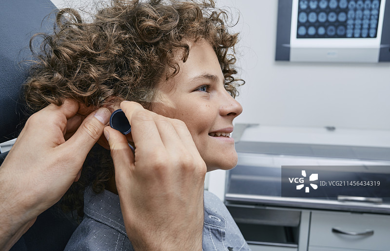 耳部检查图片素材