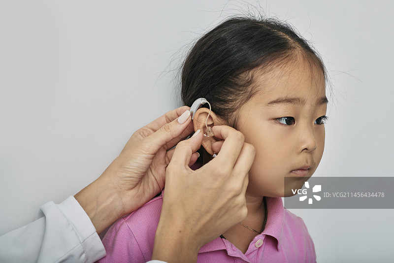 佩戴助听器图片素材