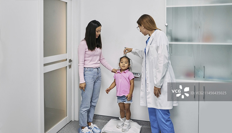 测量儿童身高图片素材