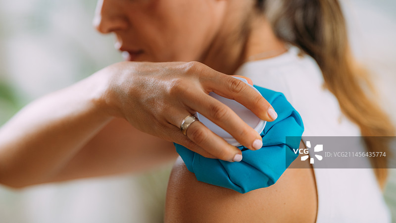 女人手臂上敷着冷敷袋图片素材
