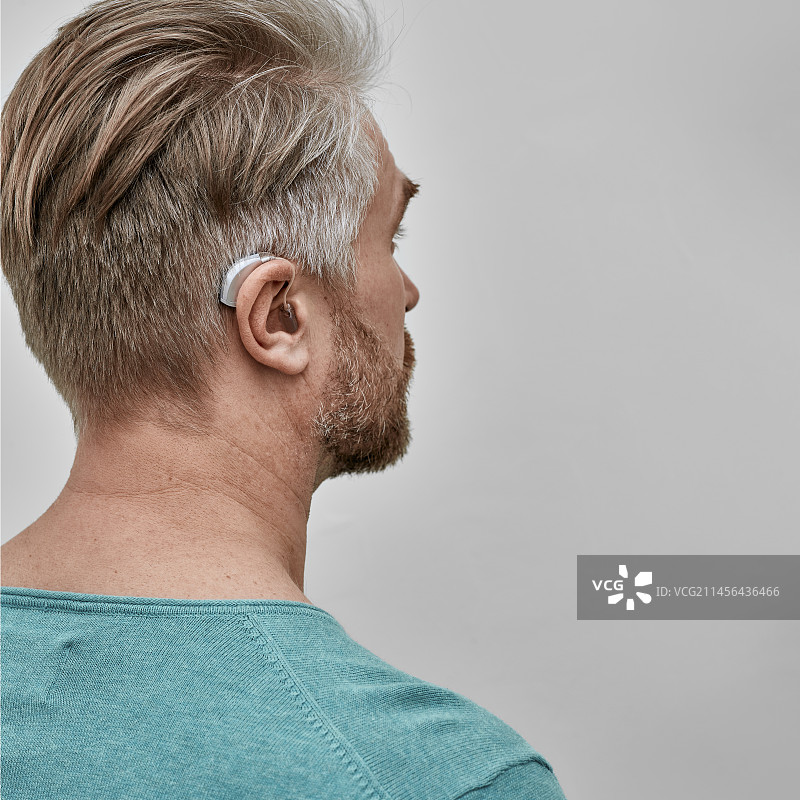 戴着助听器的男人图片素材