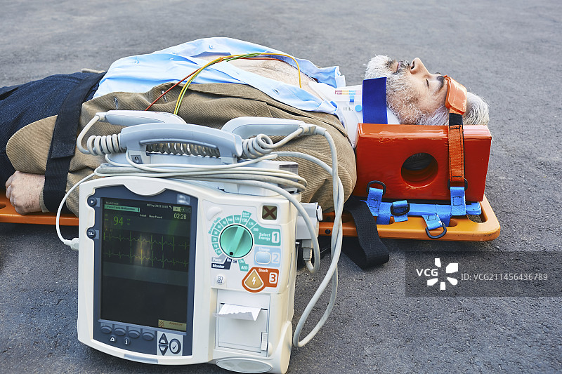 男人躺在担架上做心电图图片素材
