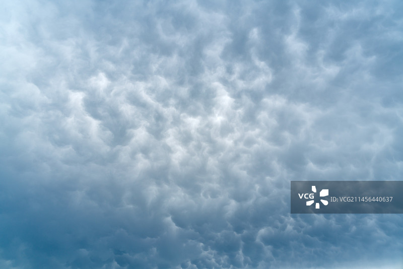 天空中风暴云的低角度视图图片素材