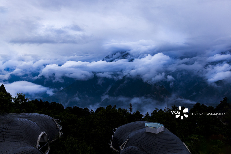 云南怒江州老姆登上的云里宾馆三图片素材