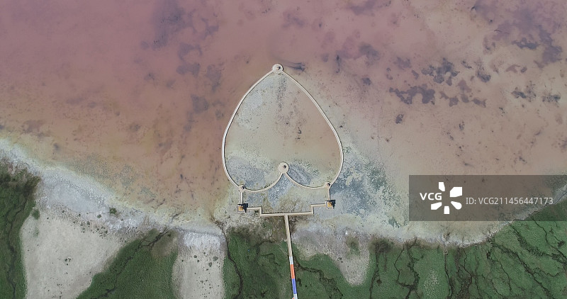 新疆伊吾：航拍幻彩湖图片素材