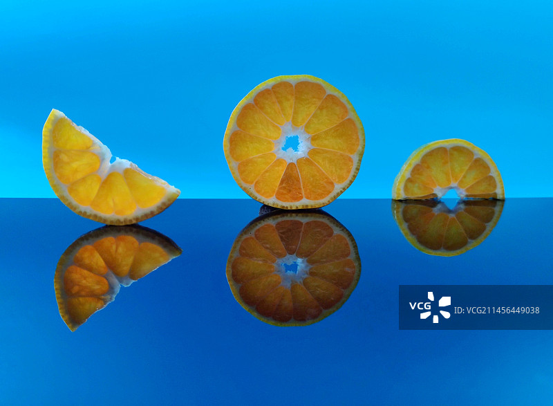 蓝色背景下橘子的特写镜头图片素材