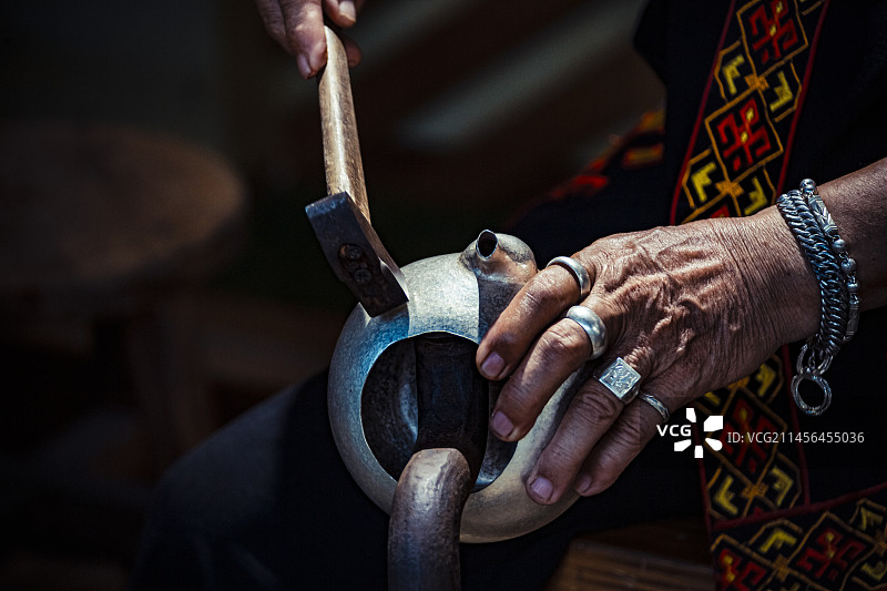 少数民族制作银饰图片素材