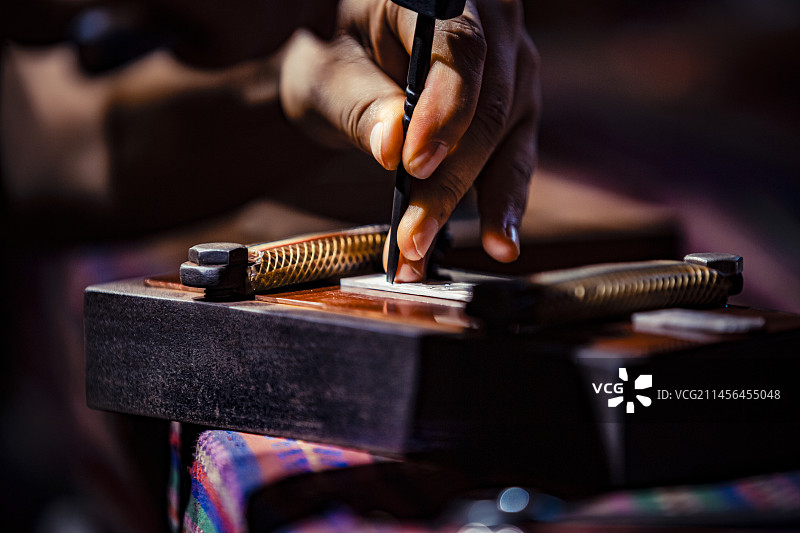 少数民族制作银饰图片素材