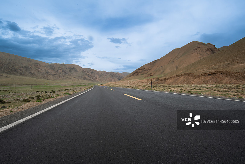 蓝天柏油路汽车广告背景图图片素材