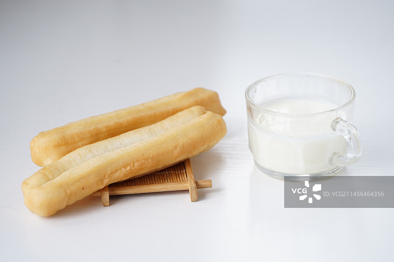 油条和一杯豆浆图片素材
