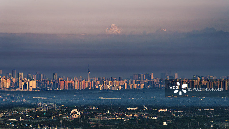 四姑娘山幺妹峰和雪山下的成都城市风光图片素材