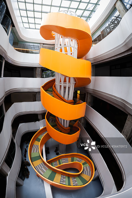 橙色极简旋梯图片素材