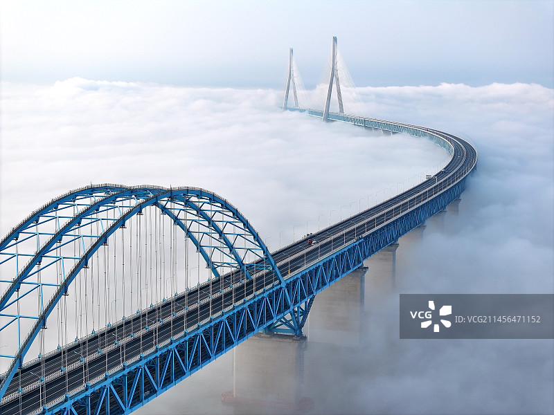 飞架云端！起雾后沪苏通大桥仿佛云中"游龙″，美不胜收图片素材