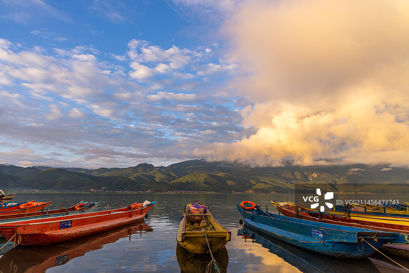 旅游景区：泸沽湖洛洼村码头清晨的朝霞与湖水图片素材