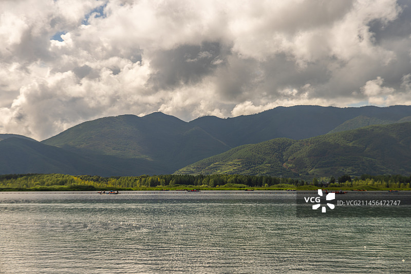 旅游景区：泸沽湖蓝天白云与清澈湖水风光图片素材