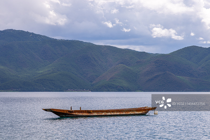 旅游景区：泸沽湖女神湾清澈的湖水与蓝天白云图片素材