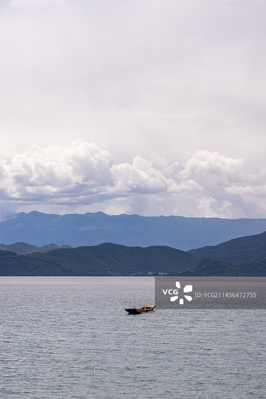 旅游景区：泸沽湖女神湾清澈的湖水与蓝天白云图片素材
