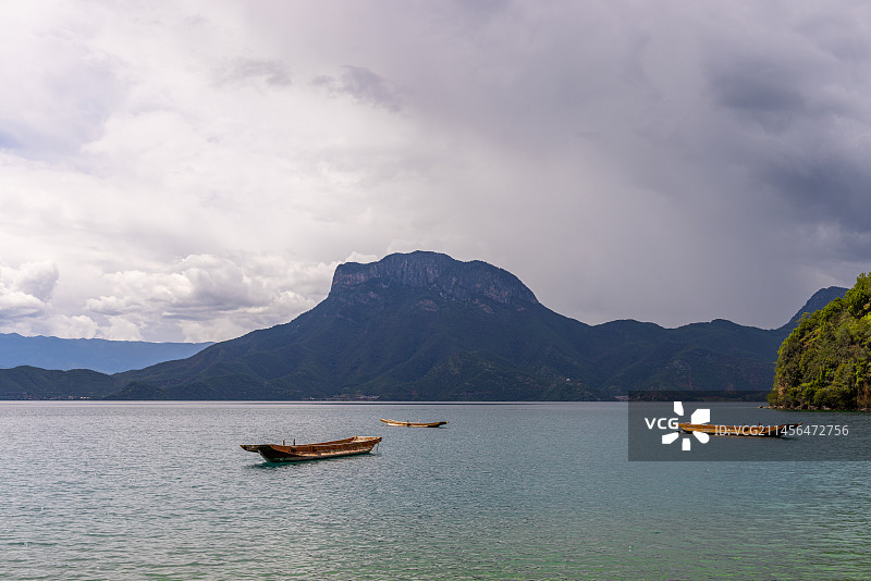 旅游景区：泸沽湖女神湾清澈的湖水与蓝天白云图片素材