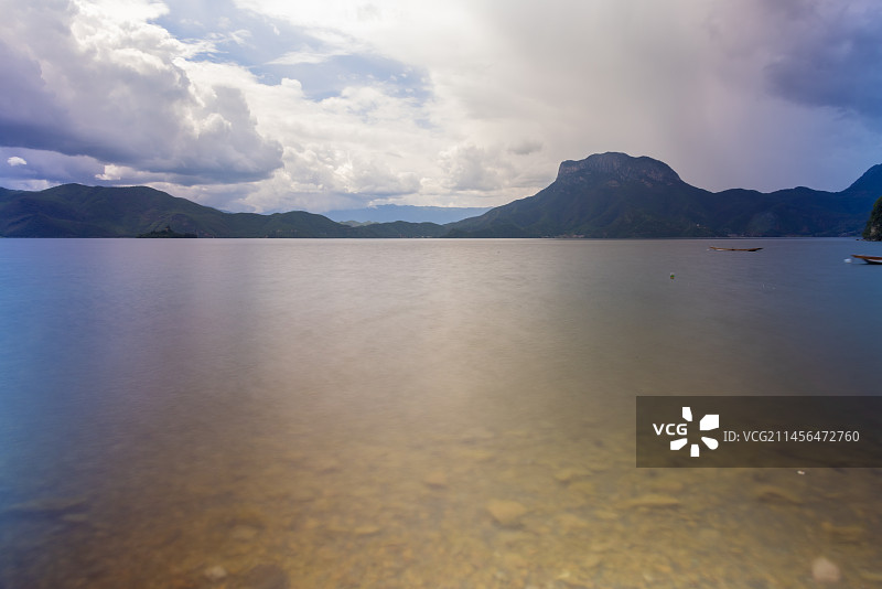 旅游景区：泸沽湖女神湾清澈的湖水与蓝天白云图片素材