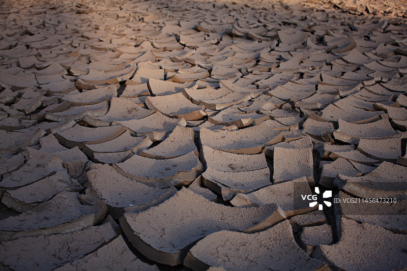 干旱的地面裂缝特写图片素材