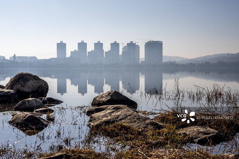 清晨的云南弥勒市湖泉生态园风光图片素材