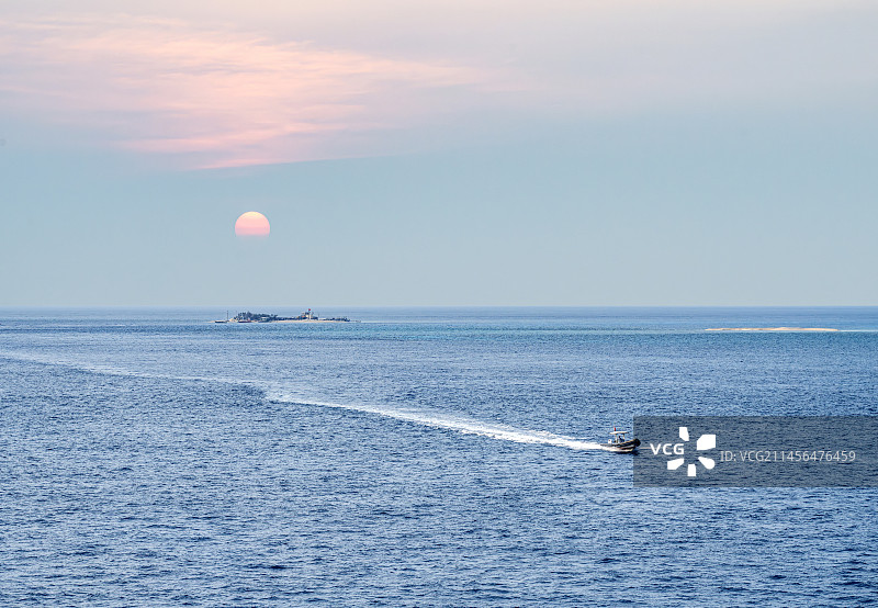 海南三亚三沙市西沙群岛银屿岛的早晨图片素材