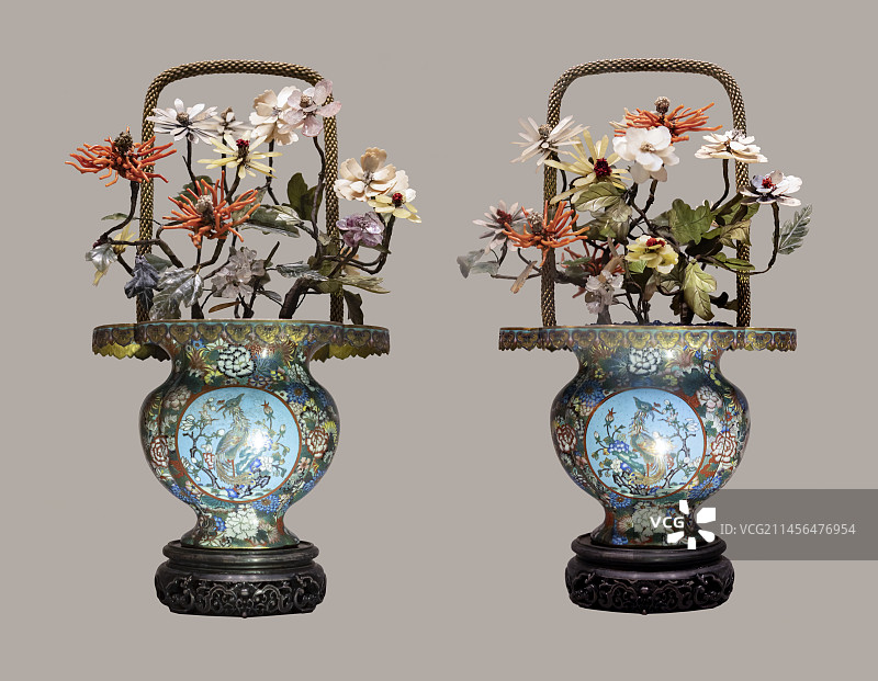 北京颐和园博物馆-铜胎珐琅满花落地开花凤纹多宝花篮-清代图片素材