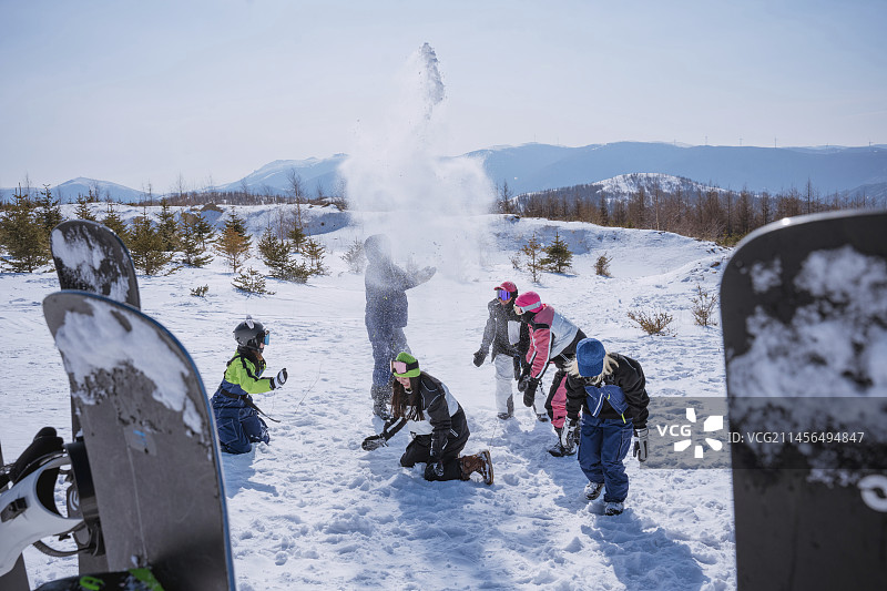 青年男女在户外滑雪场图片素材