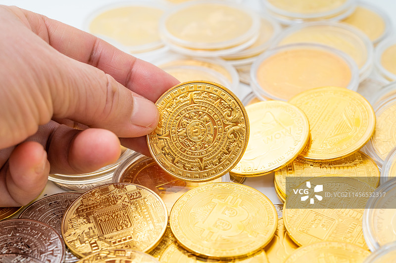 单色背景下的实体化虚拟货币图片素材