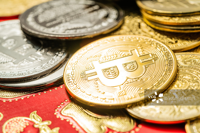 充满新年氛围下的创意网络货币红包图片素材