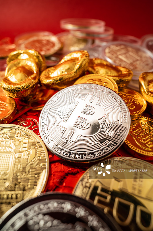 充满新年氛围下的创意网络货币红包图片素材