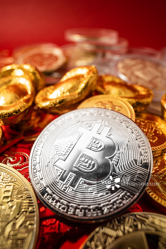 充满新年氛围下的创意网络货币红包图片素材