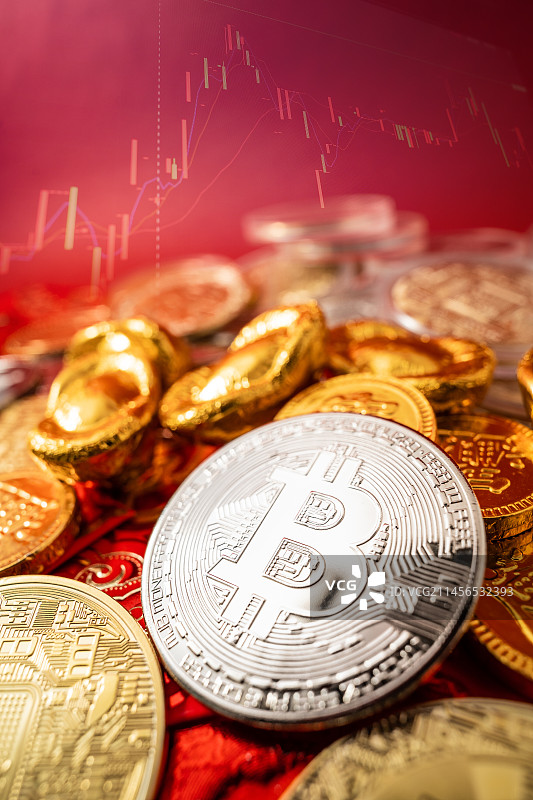 充满新年氛围下的创意网络货币红包图片素材