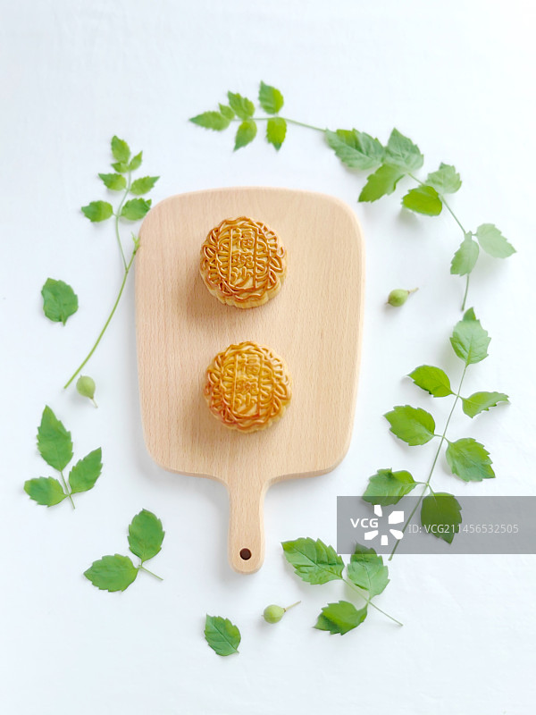 正上方白色背景的月饼照片图片素材